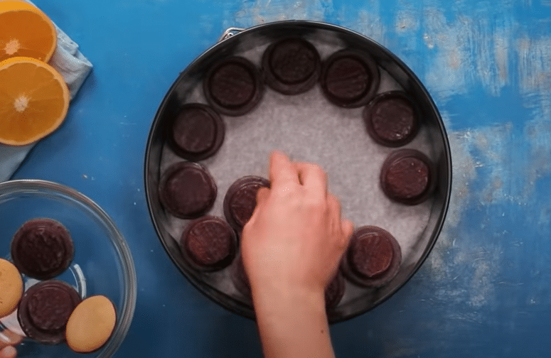 smotanový tort s pomarančovým džemom, sušienkami a čokoládou